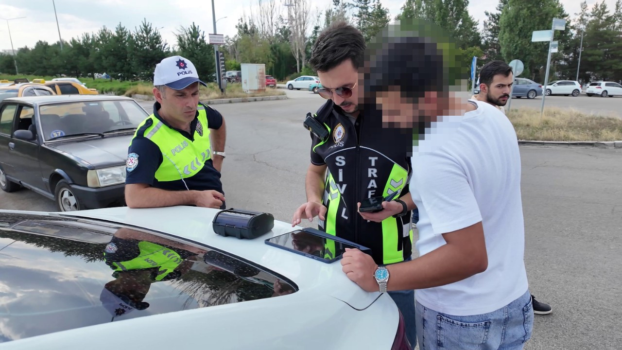 Erzurum'da bir garip olay! Hem polise yakalattı hem de ceza yedi