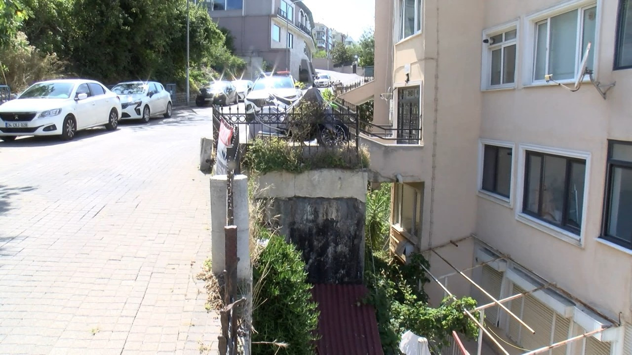 Böylesi görülmedi! Şile’de görenleri şaşkına çeviren bina! Üzerinden yol geçiyor