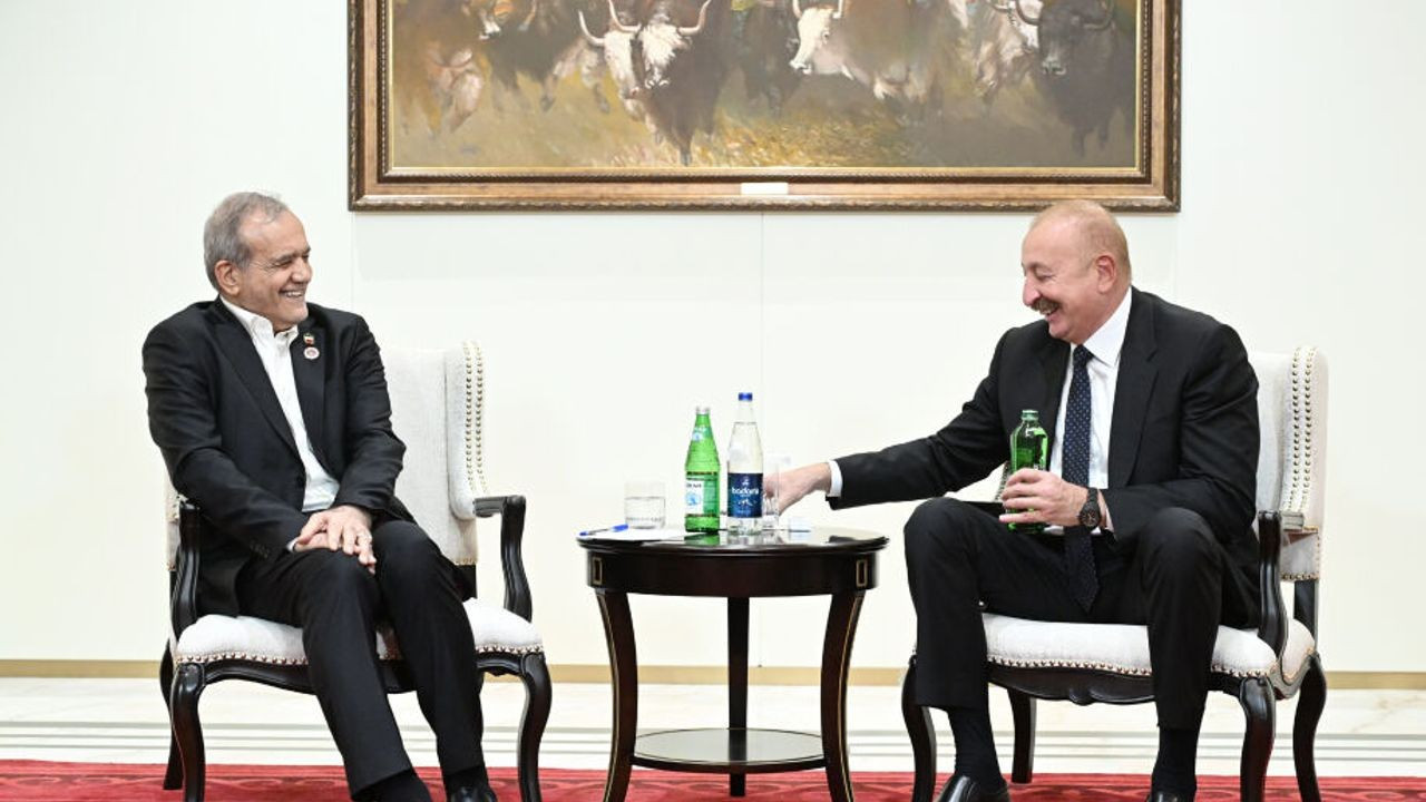Bişkek'te Pezeşkiyan ve Aliyev arasında güne damga vuran Türkçe sohbet: "Niye Gürcü suyu içiyorsun"