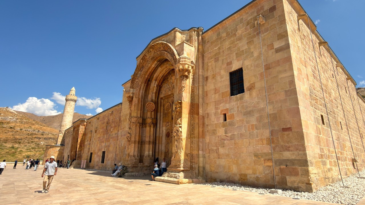 Divriği Ulu Cami'nin batı kapısındaki gizemli gölge turistlerin akınına uğruyor