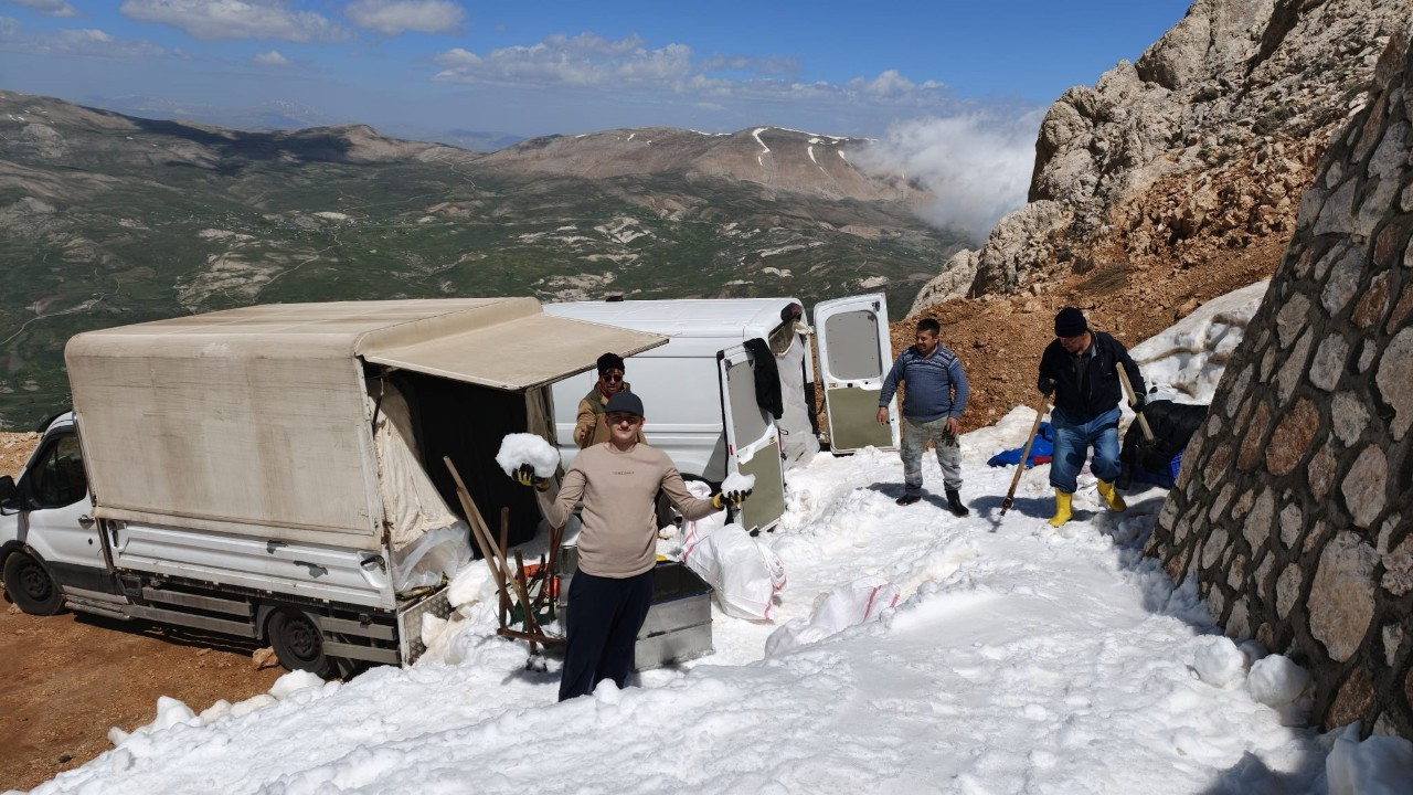 40 derece sıcakta kar satıyor! 2500 metre yükseklikten kamyon kamyon getiriyor: Annem sadece kar istiyor