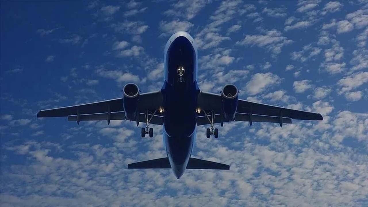 Antalya'ya gidiyordu! Uçakta tuvalet krizi: Pilot acil iniş yaptı