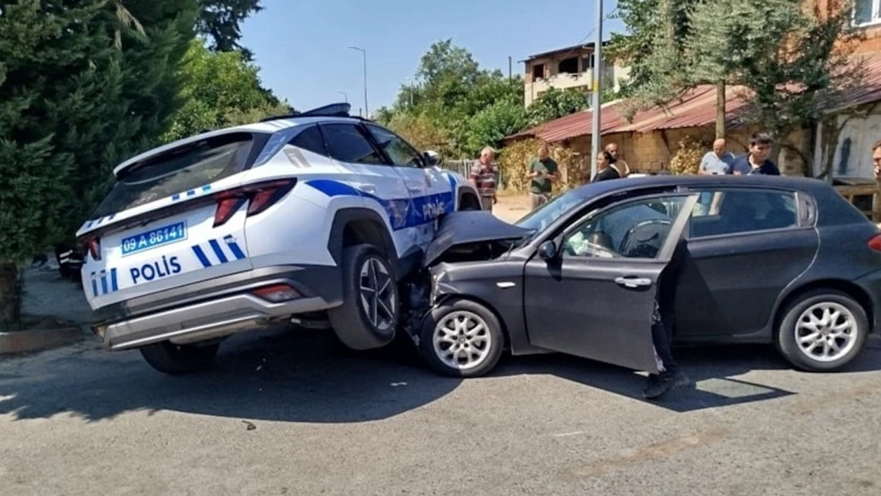 Aydın'da otomobil polis aracına çarptı