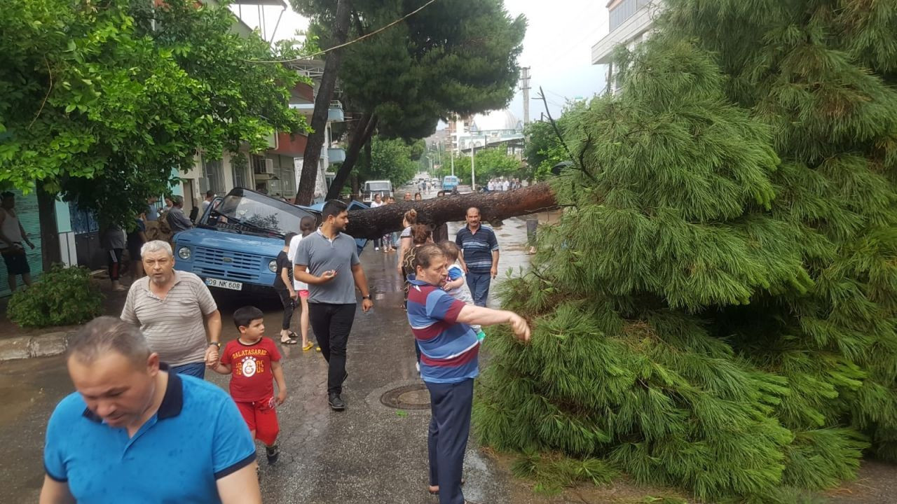 Nazilli'de sağanak hayatı felç etti - Resim: 2