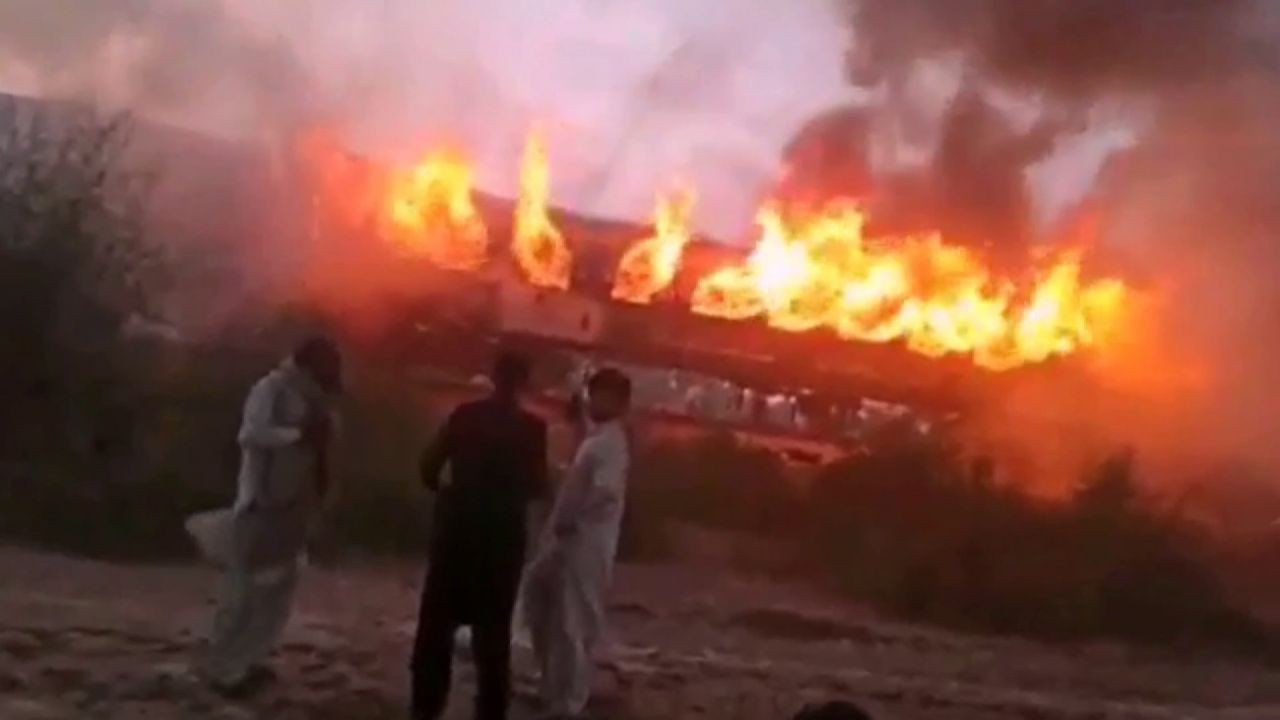 İşte Pakistan'daki tren yangından kareler - Resim: 1