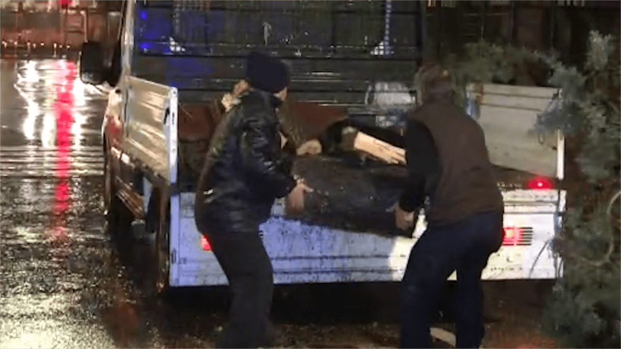 Fırtına İstanbul'u fena vurdu!.. Ağaçlar devrildi, çatılar uçtu! - Resim: 1
