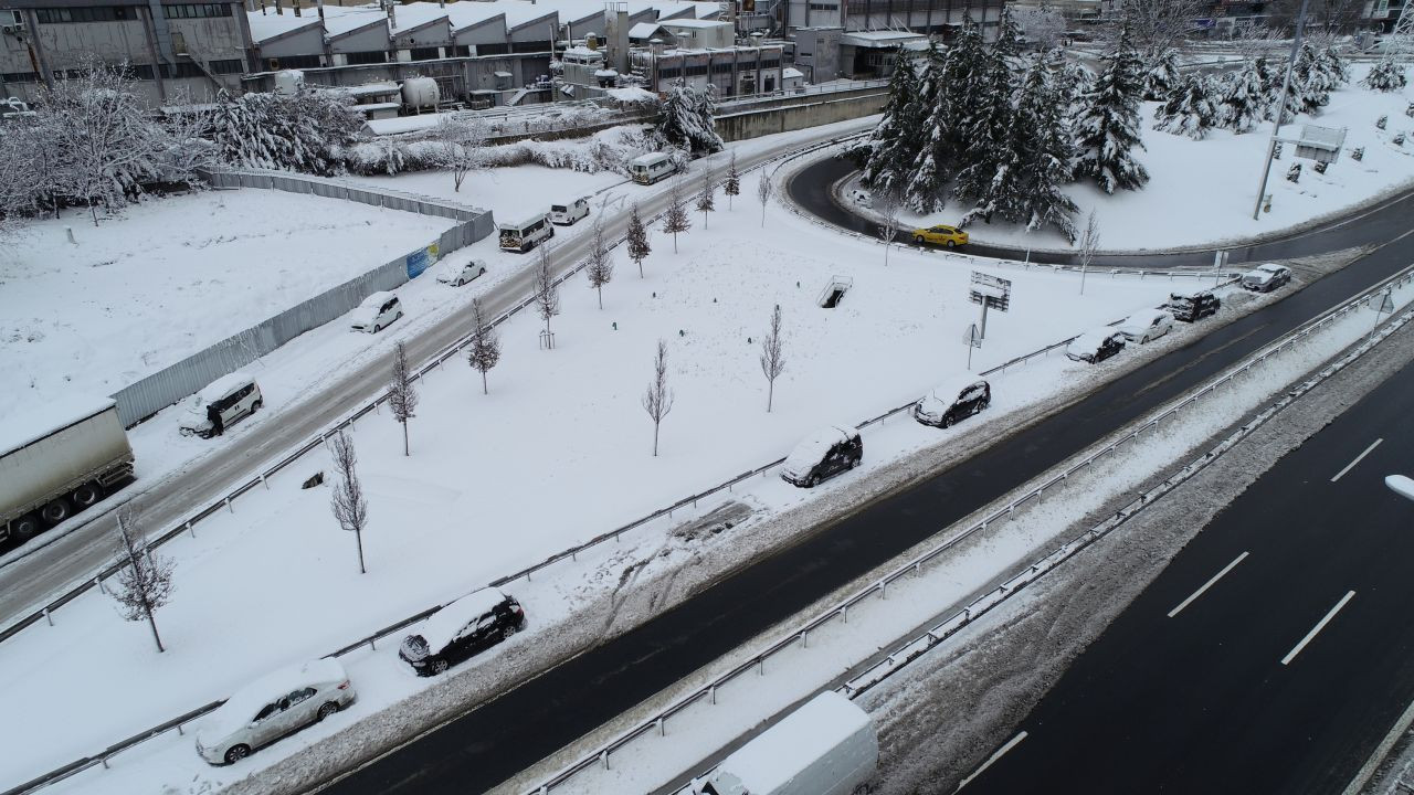 Yola bırakılan araçlar havadan fotoğraflandı - Resim: 2