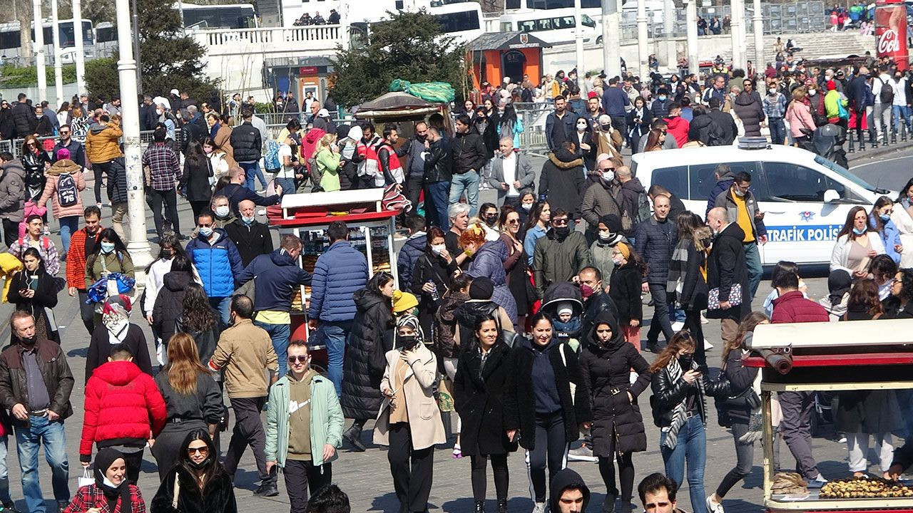 Güneşi gören İstanbullular Taksim'e akın etti - Resim: 4