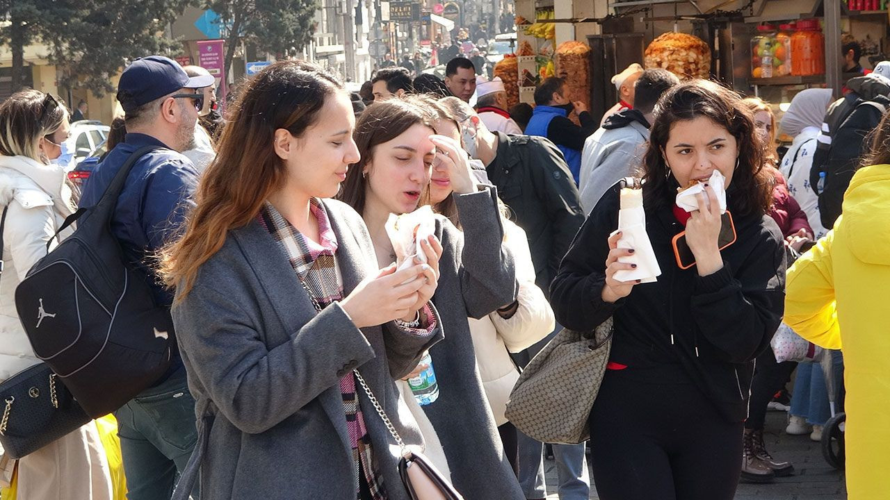 Güneşi gören İstanbullular Taksim'e akın etti - Resim: 1