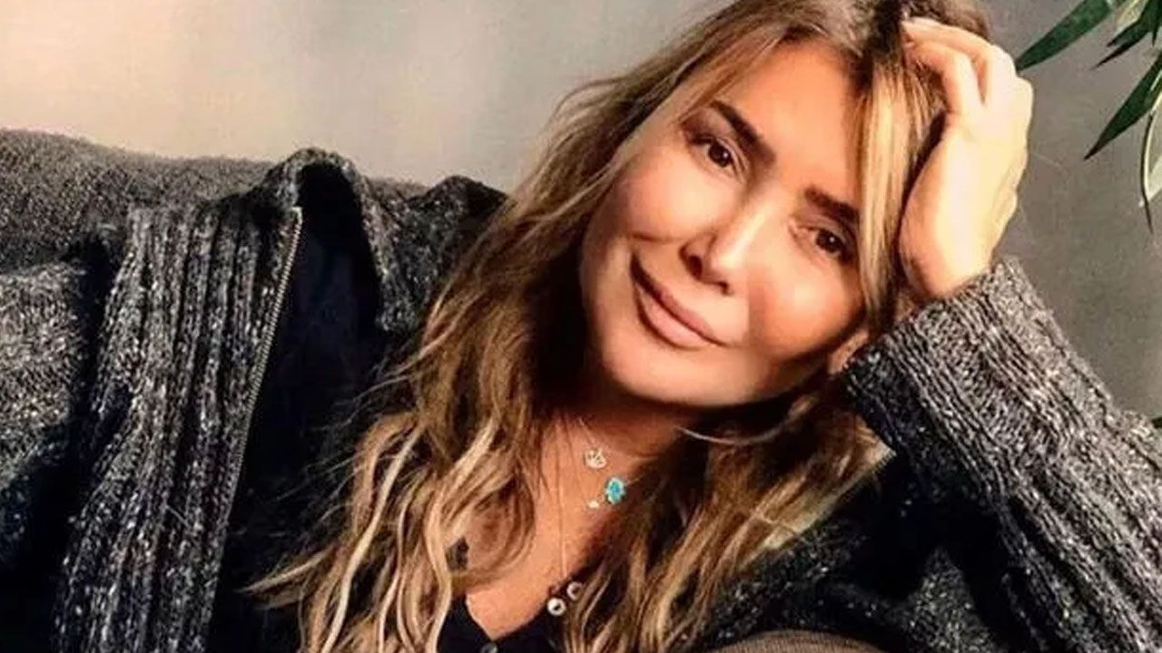 60 yaşına merdiven dayayan Yonca Evcimik file çoraplı paylaşımıyla genç kızlara taş çıkardı - Resim: 1