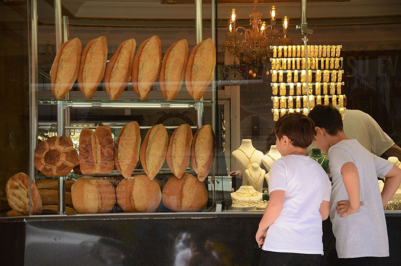 Bir tarafta ekmek, bir tarafta altın satıyor - Resim: 3