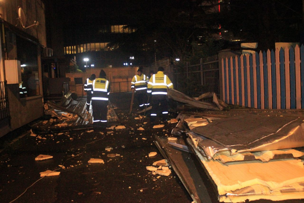Fırtına İstanbul'u fena vurdu!.. Ağaçlar devrildi, çatılar uçtu! - Resim: 4