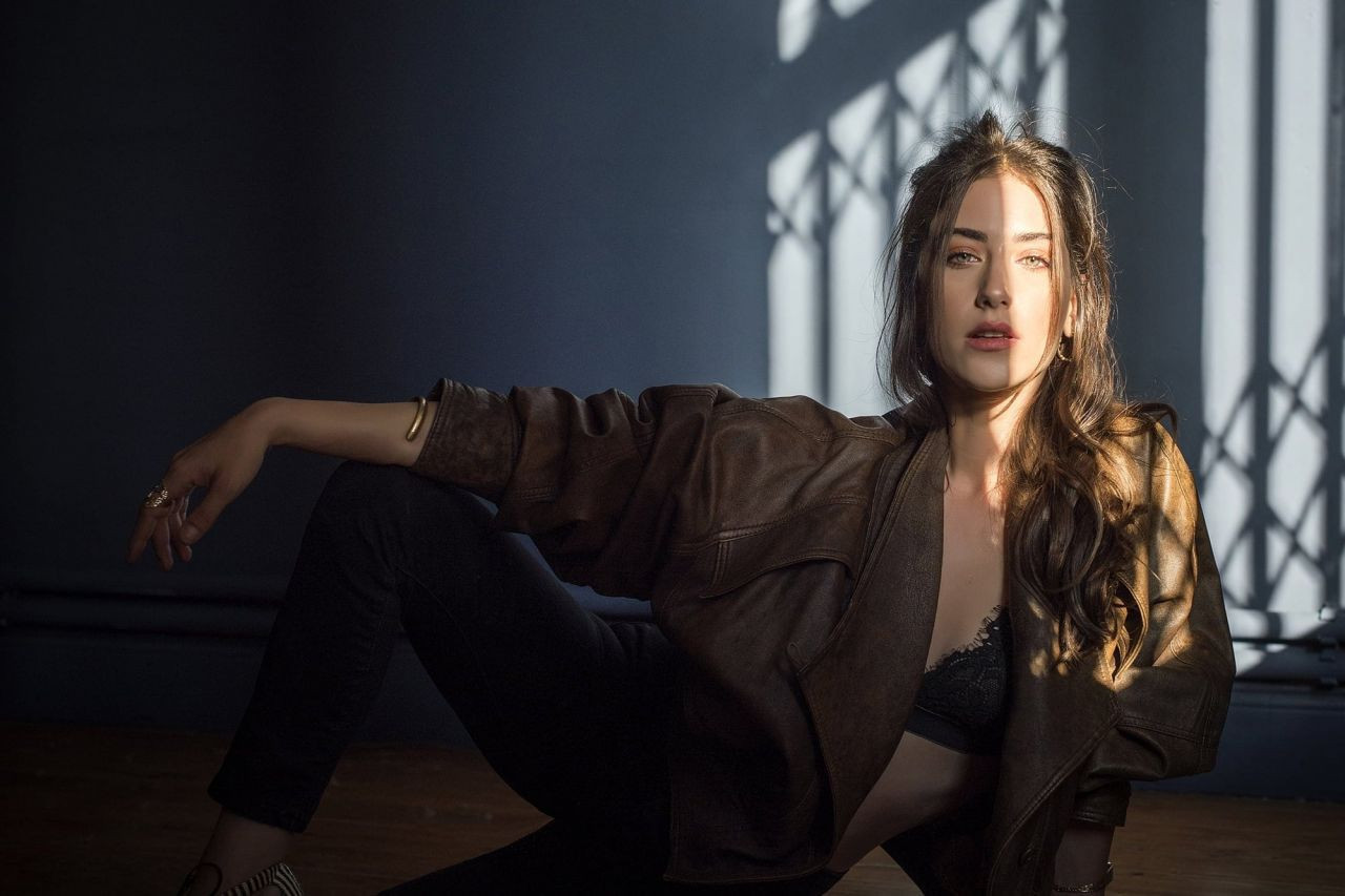 Hazal Kaya'nın Instagram paylaşımlarına beğeni yağdı! Sosyal medya alev aldı - Resim: 4