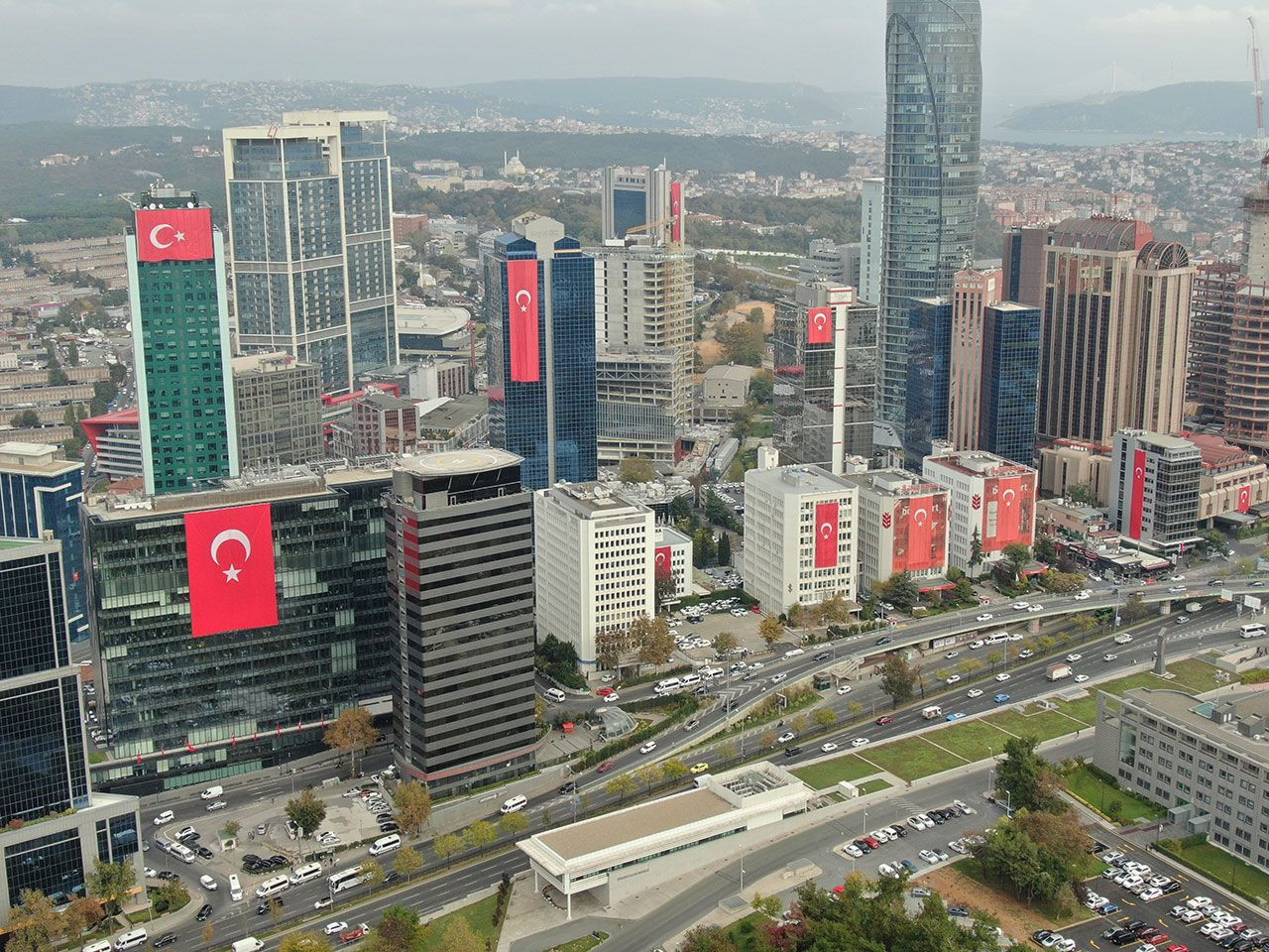 Gökdelenler kırmızıya boyandı - Resim: 2