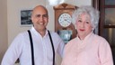 Tolga Çevik "anneanne" oldu, klibe damgasını vurdu