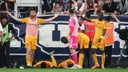 Taraftarın saldırdığı futbolcu hastanelik oldu