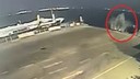 Dalgın sürücü, feribot iskelesinden denize uçtu!