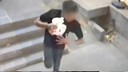 Kapkaç anı kamerada! 110 bin TL'yi böyle çaldı...