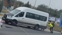 Trafik polisleri arızalanan minibüsü itti