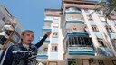 Kendi evine giremeyen kadın depoda yaşıyor