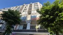 Yolda yürüyordu, başına beton parçası düştü!