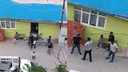 İki grubun kavgasında tuğlalar havada uçuştu