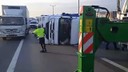 Pendik, TEM Otoyolu'nda TIR devrildi!