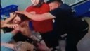 Markette kadının saçlarından tutup yumrukladı
