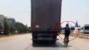 Antalya’da bisikletli tıra tutunarak ilerledi