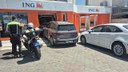Cipin çarptığı otomobil bankaya girdi!