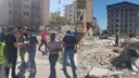İnşaattan atılan molozlar çocukların üzerine düştü