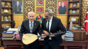Yavuz Bingöl, Bahçeli'ye bağlama hediye etti
