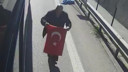 Bayrağı yerden aldı, otobüse astı!