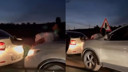 Yolda kalan aracı böyle kurtarmaya çalıştılar