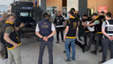 Eşini odunla döverek öldürdü