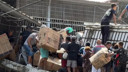 Venezuela'da polisler bile yağmaya karıştı