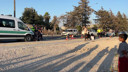 Yola kaçan topunu yakalamak istedi