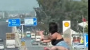 Hareket halindeki araçta skandal görüntüler