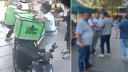 Sokak ortasında kuryeye yumruklu dehşet