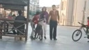 Çocukları ayırmak yerine kavgaya katıldılar!