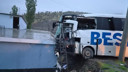Yolcu otobüsü önce TIR'a sonra eve çarptı