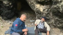 Mağarada yaşayan oğlunu yalnız bırakmadı