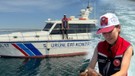 Çanakkale'de balığın olduğu oltanın ucundaki diğer hayvanı fark edilen ekipler hemen harekete geçti. 1 tanesi ağın iğnesinde çırpınıyordu