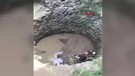 Hatay'da 3 metrelik kuyudan sesler gelince vatandaşlar kuyuya doğru gitti. Onu görünce ekipler hemen aşağıya doğru indi