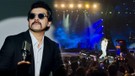 Konser sırasında talihsiz kaza! Bayhan şarkı söylerken yere kapaklandı