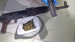 Çatıya saklanan çuvaldan Kalaşnikof çıktı!