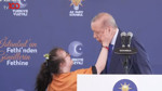 Cumhurbaşkanı Erdoğan konuşurken sahneye fırladı! Erdoğan'a sarıldı, yüzünü sevdi