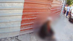 Zabıta o anları saniye saniye kaydetti! Mendil satıcısı kendini demir korumalıklara vurdu: Gel bir çay içelim