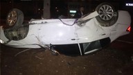 Kaldırama çarpıp savrularak çıktığı refüjede ters döndü! 3 kişi yaralandı