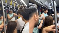 Metrobüste kadın yolcunun fotoğrafını çekerken suçüstü yakalandı